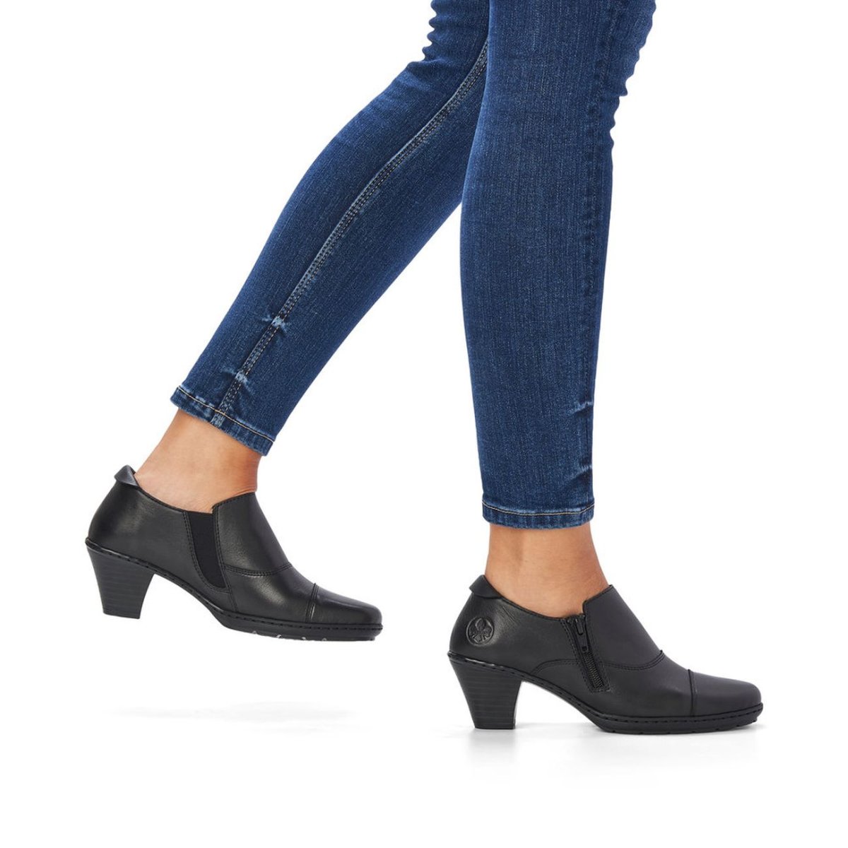 detail Dámské kožené polobotky Rieker 57173-02 černá