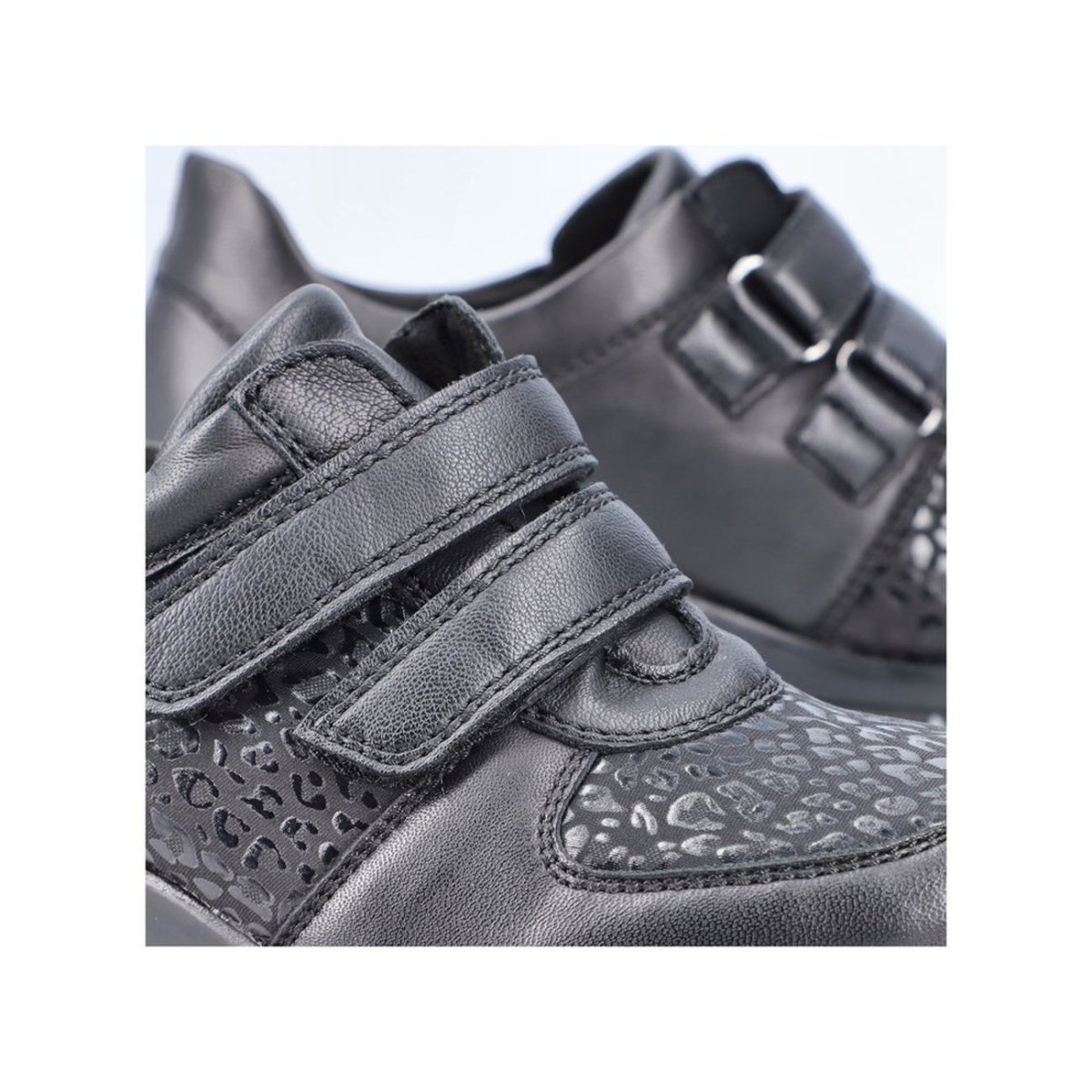 detail Dámské polobotky Rieker L4868-00 černá