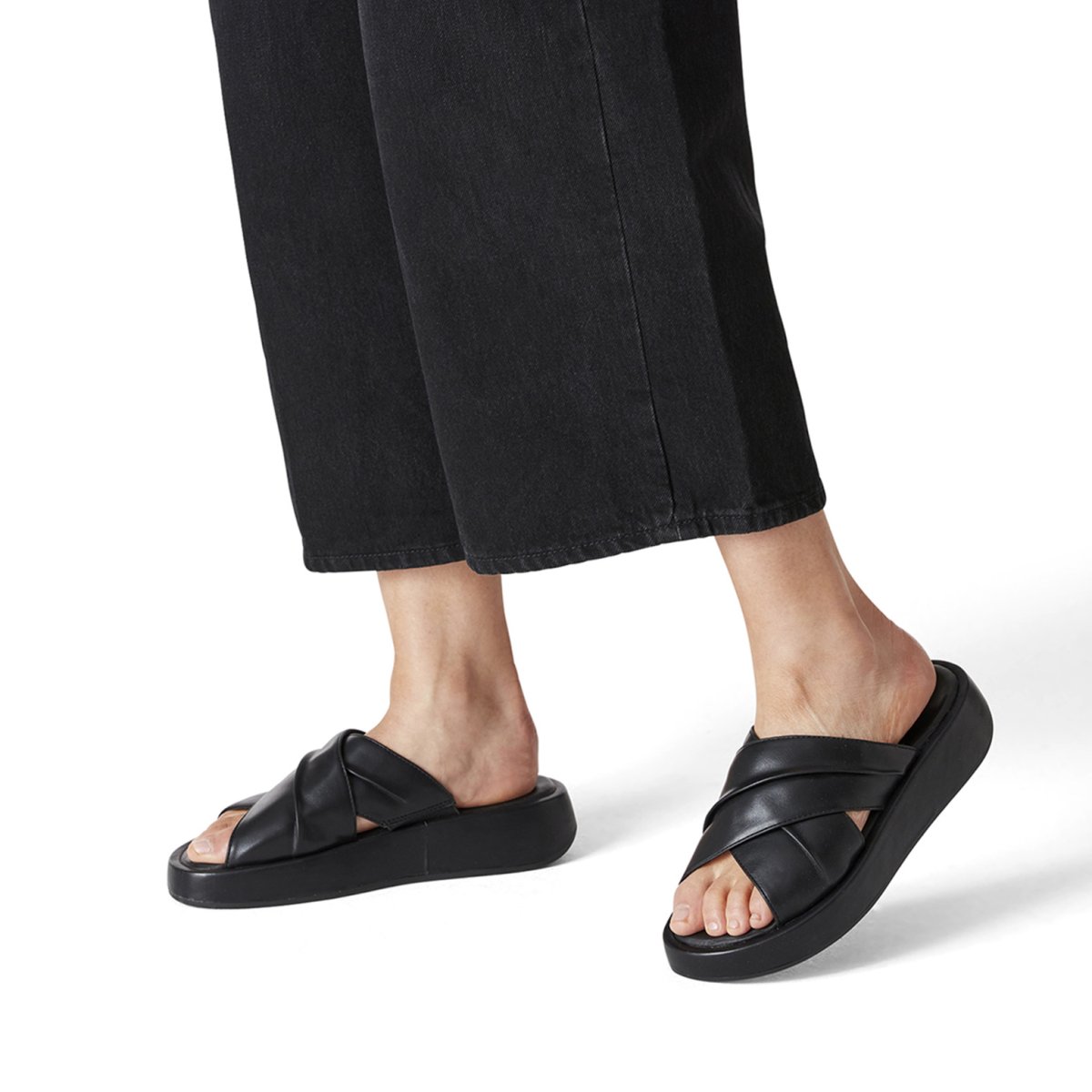 detail Dámské pantofle Tamaris 27211-28 001 černá