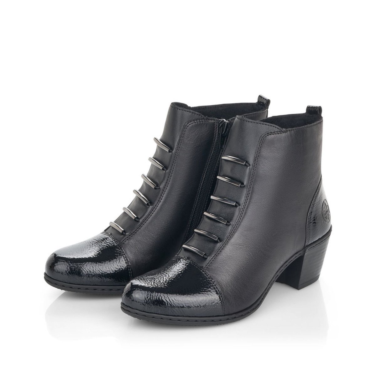 detail Dámská kotníková obuv Rieker Y2162-00 černá