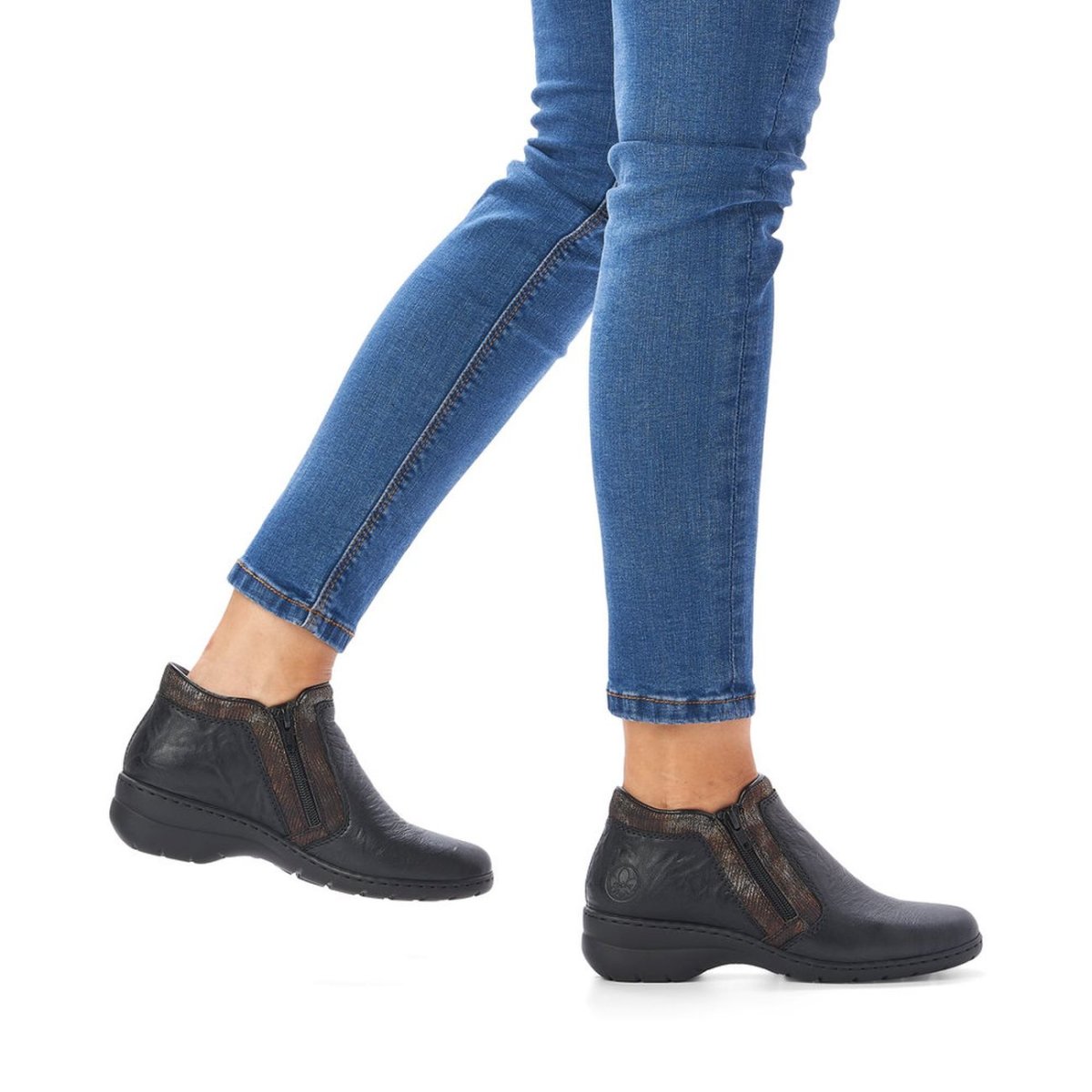 detail Dámská kotníková obuv Rieker L4382-00 černá