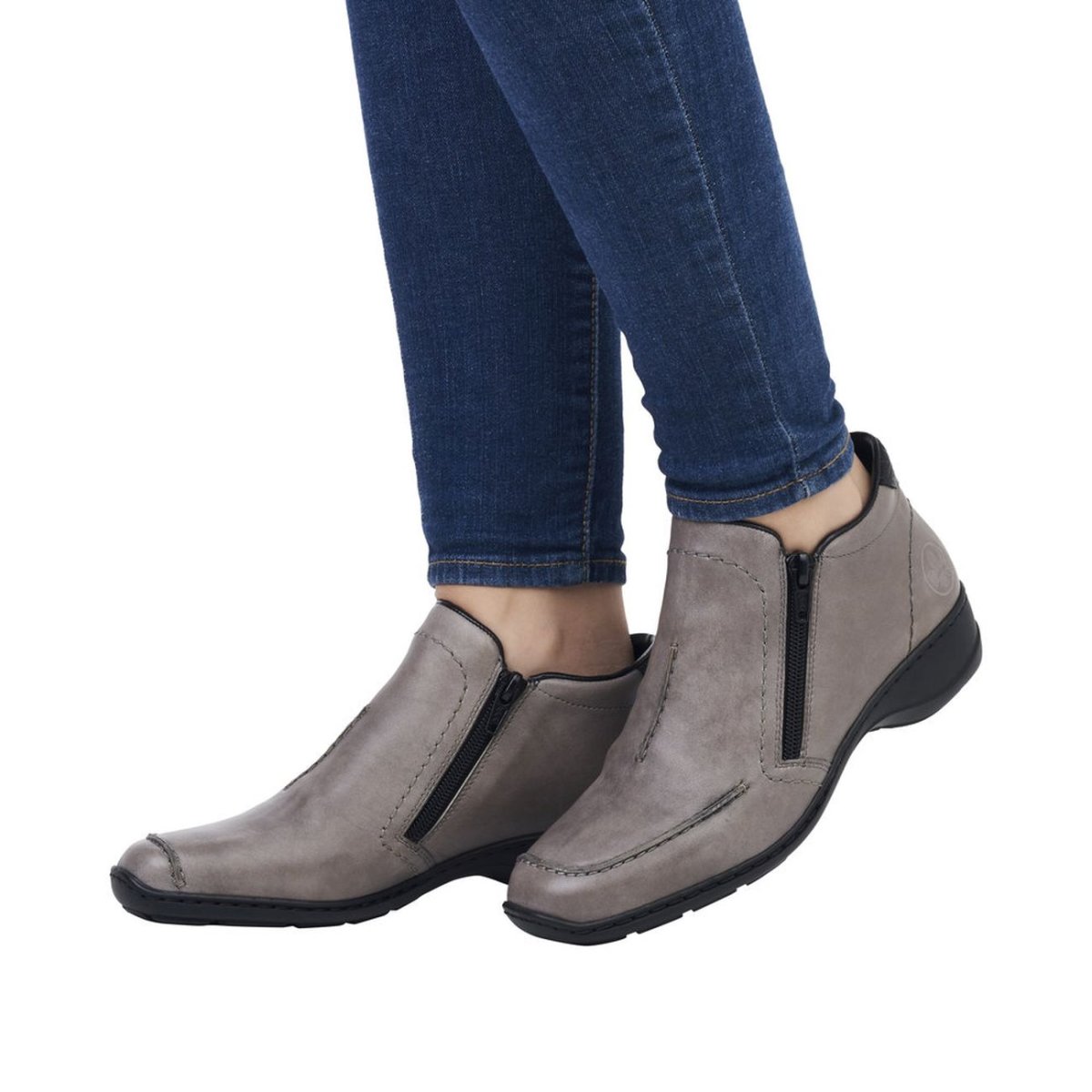 detail Dámská kožená kotníková obuv Rieker 58386-42 šedá