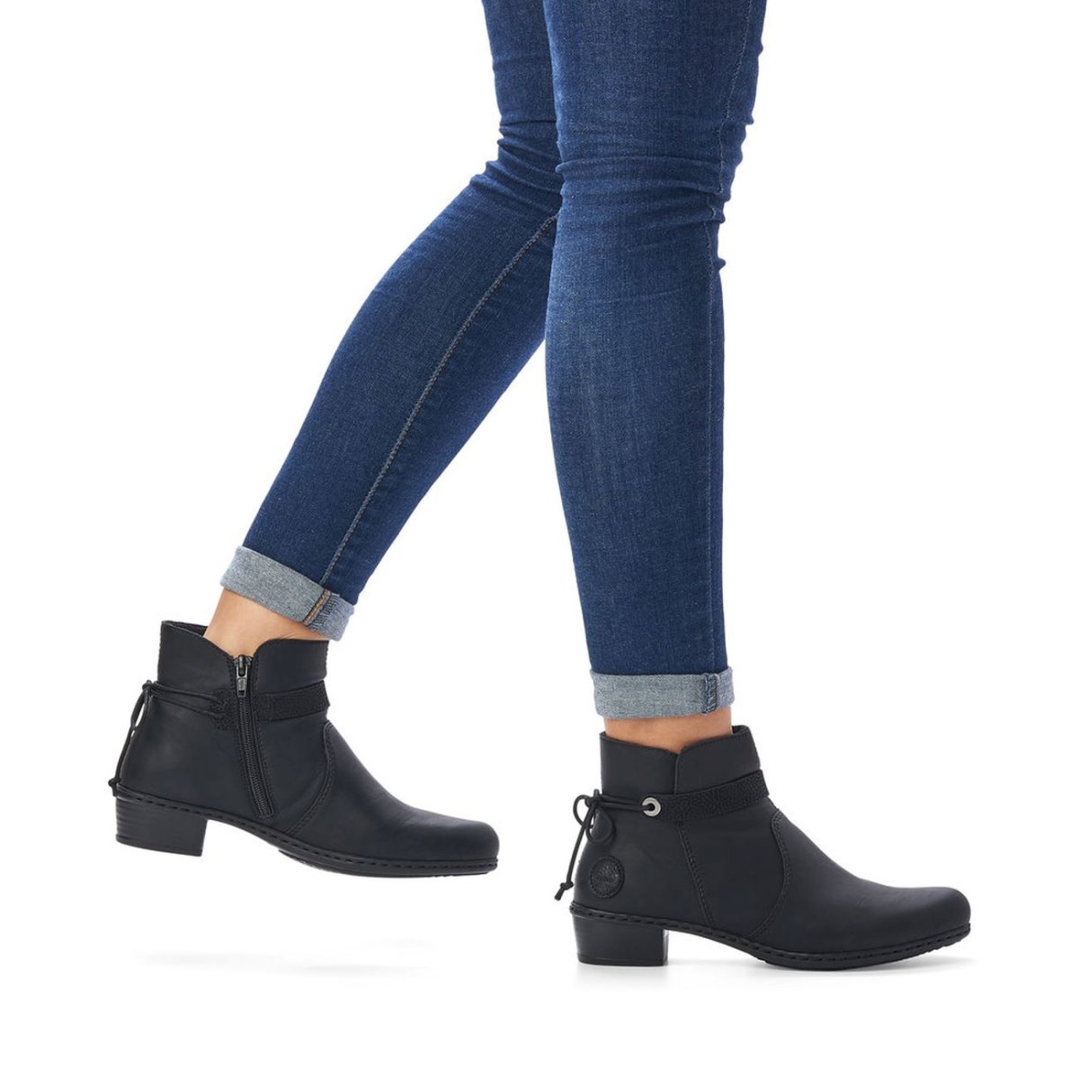 detail Dámská kotníková obuv Rieker Y0782-01 černá