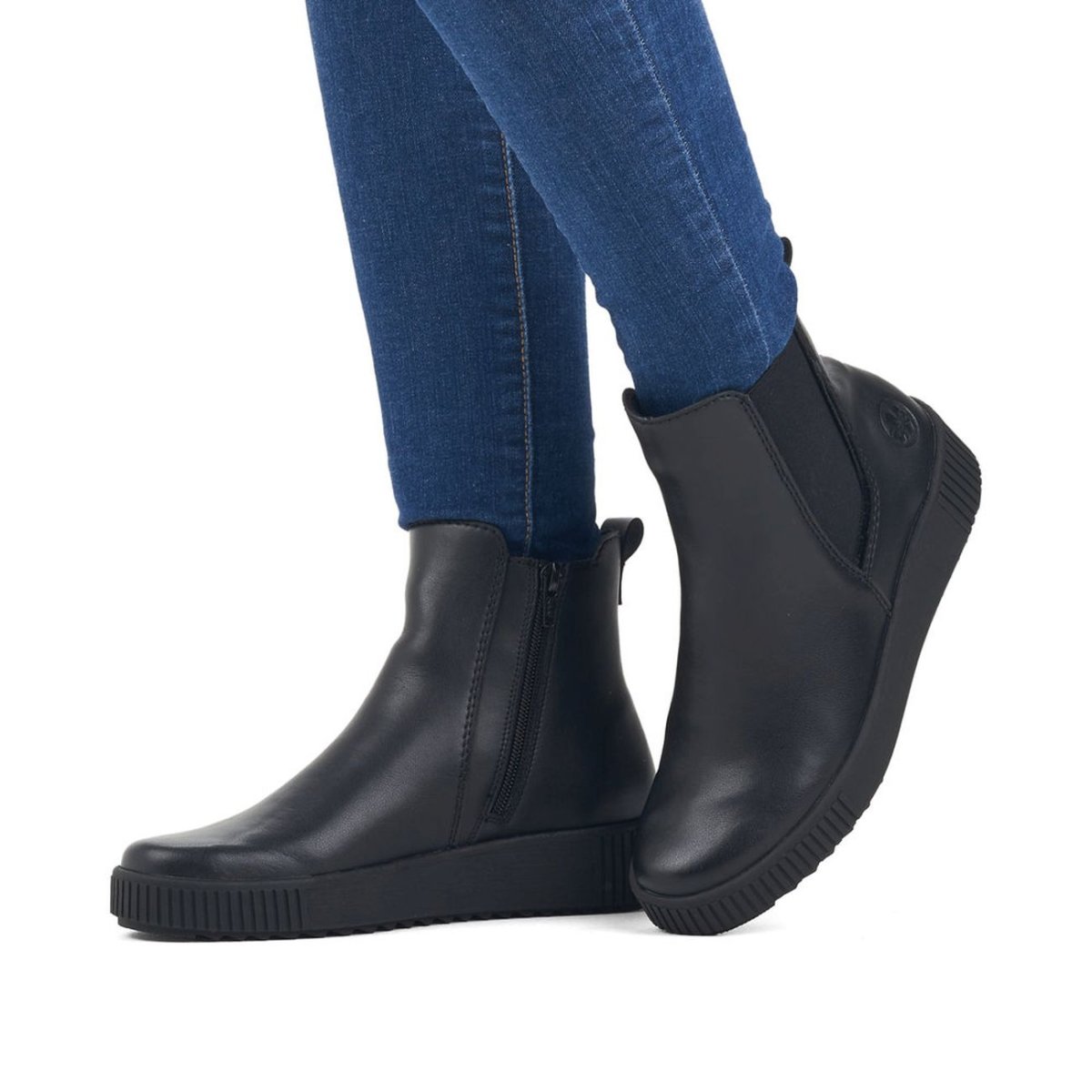 detail Dámské kožené kozačky Rieker Y6451-00 černá