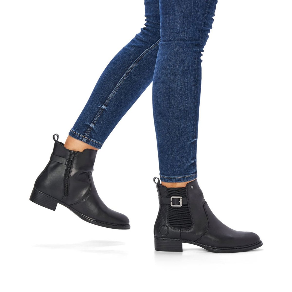 detail Dámská kotníková obuv Rieker 73485-00 černá