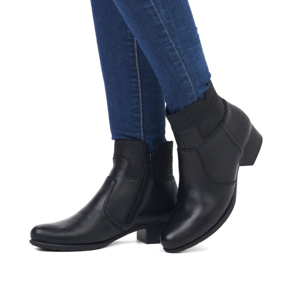 detail Dámská kožená kotníková obuv Rieker 78653-00 černá